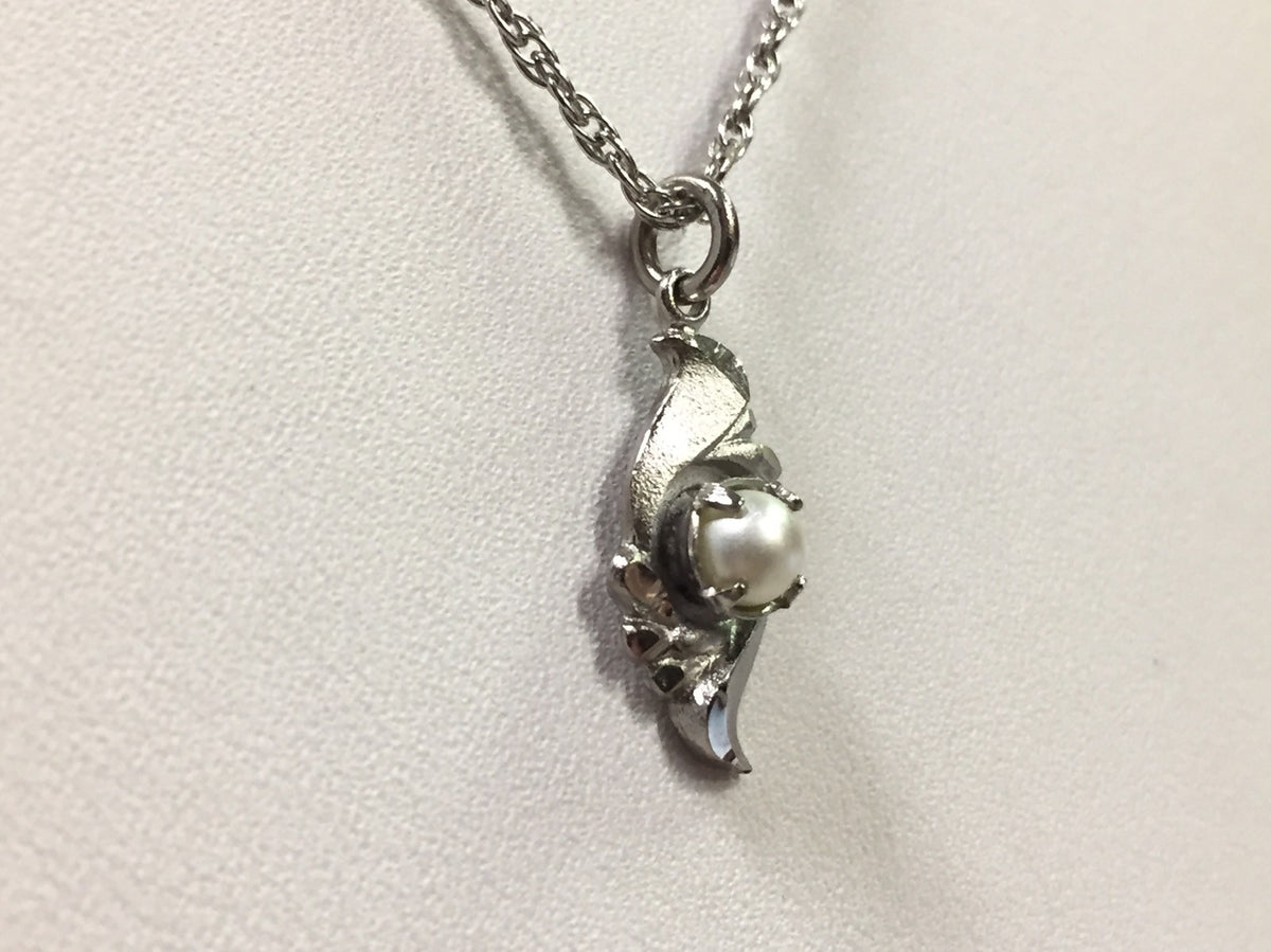 Estate 925 Sterling Silver Pearl Solitaire Romantic Setting Pendant Necklace