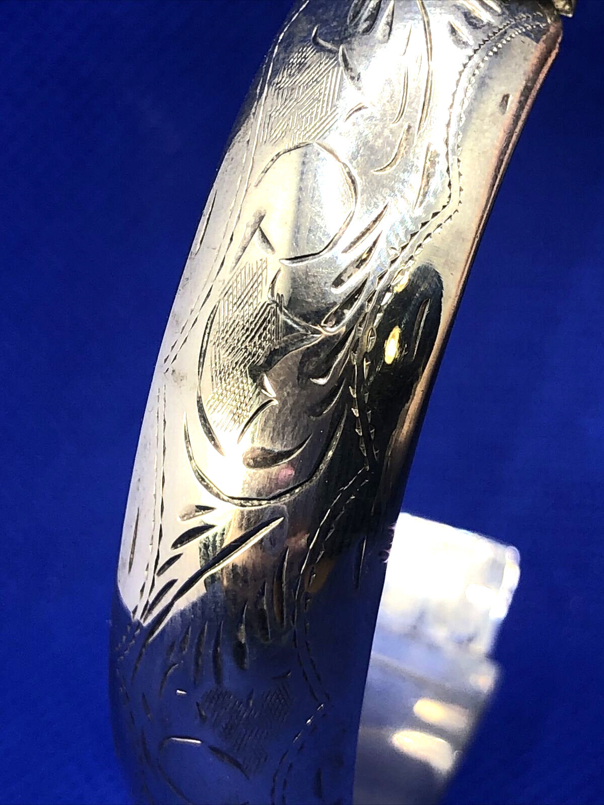 Designer EURS 925 Sterling Silver Leaf Scroll Design Closed Hinged Cuff Bracelet