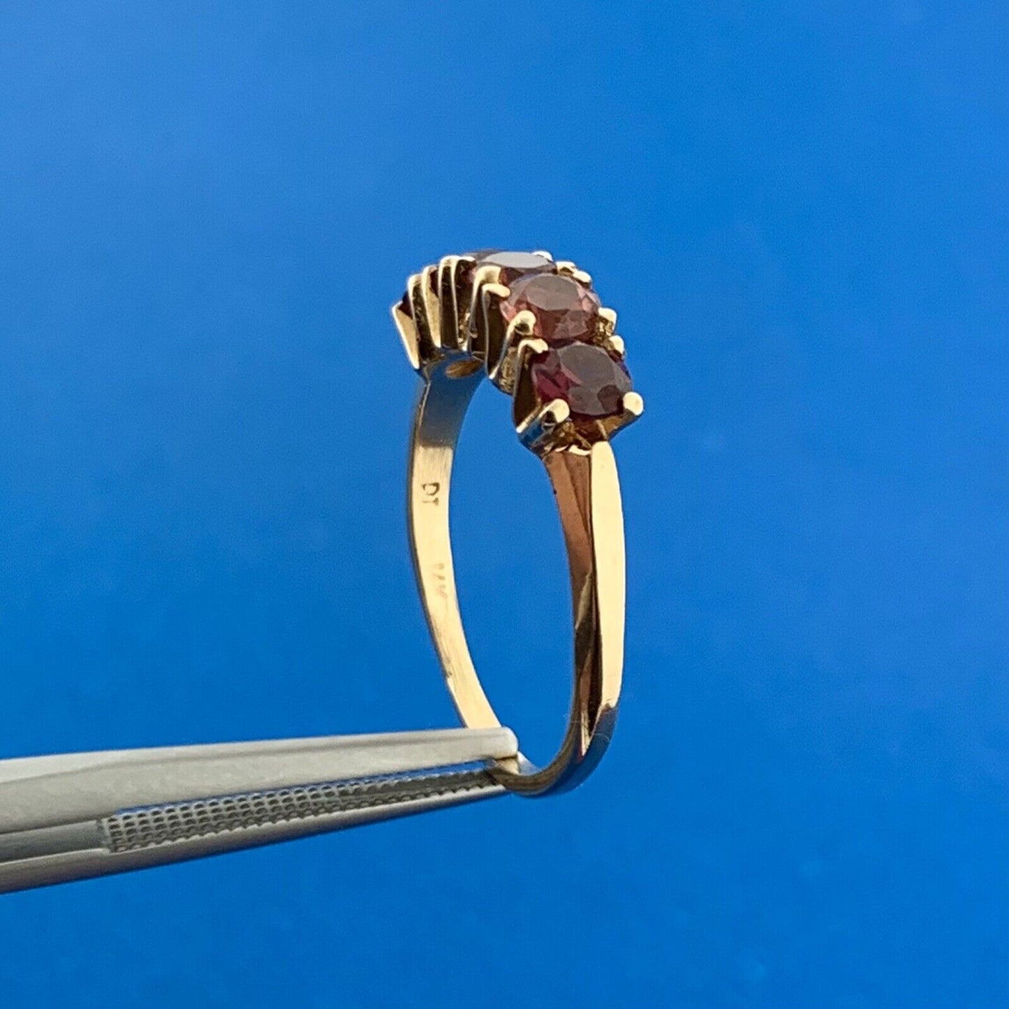 Gorgeous 14k Yellow Gold Round Cut Red Garnet Spectrum Prong Set Ring Size 7