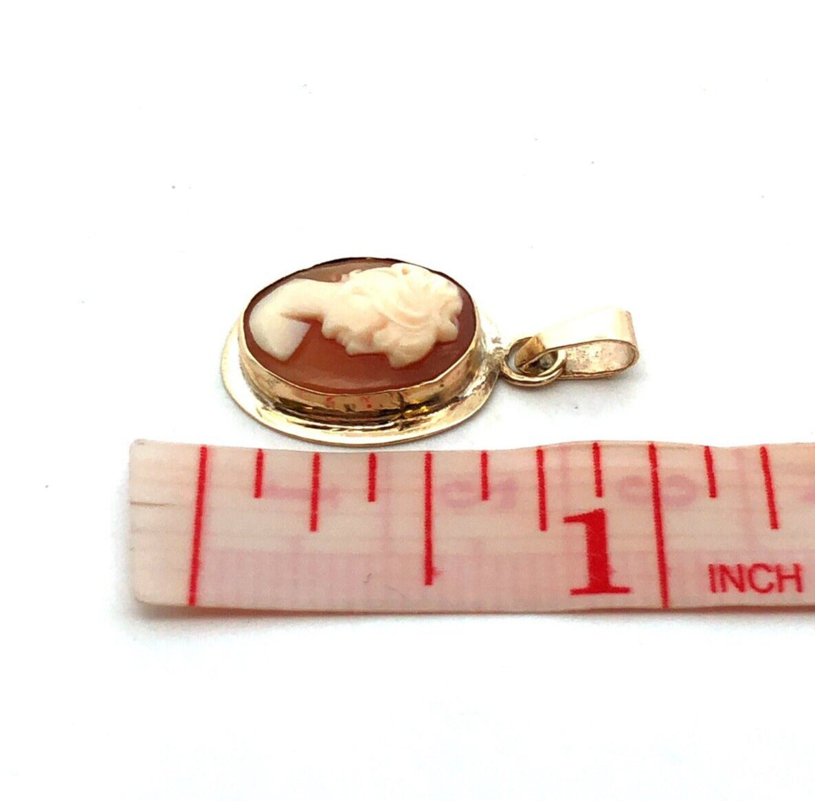 Estate 14K Yellow Gold Oval Orange White Carved Cameo Pendant