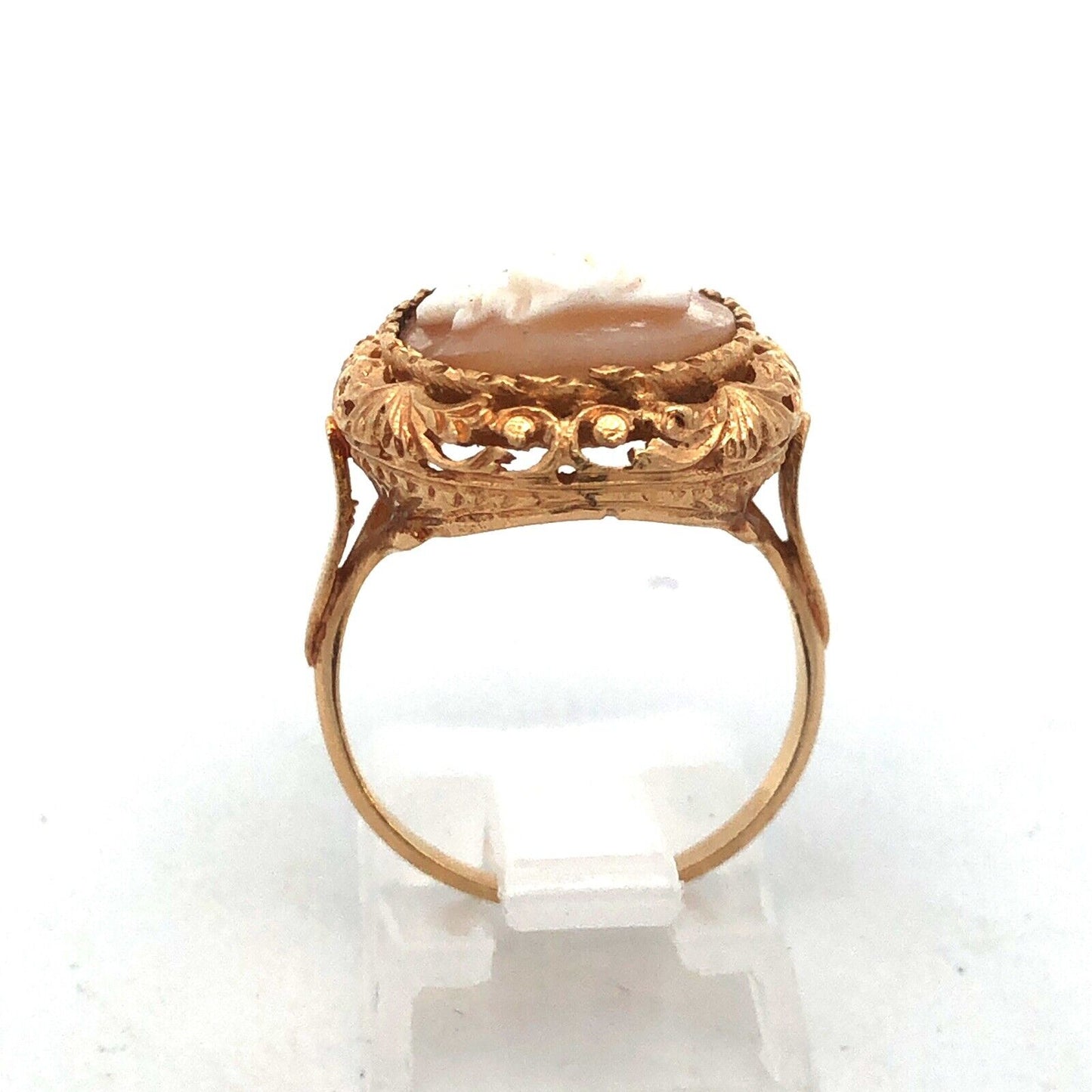 Vintage 14k Yellow Gold Carved Flower Oval Cameo Cocktail Ring Size 6.5