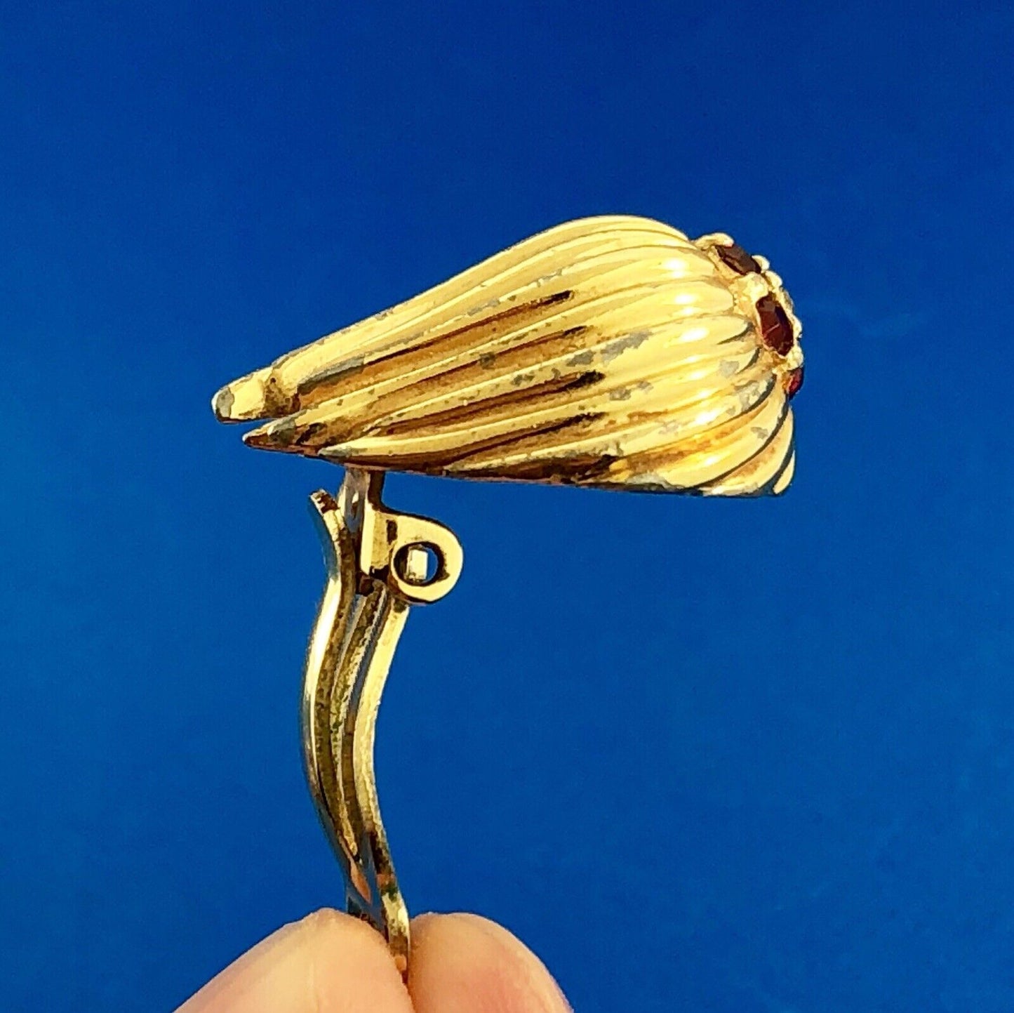 Retro Gold Tone Red White Rhinestone Ribbed Flame Flower Clip Stud Earrings