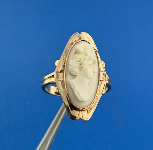 Gorgeous 14k Yellow Gold White Cameo Shell  Women's Bust Finger Ring Size 7