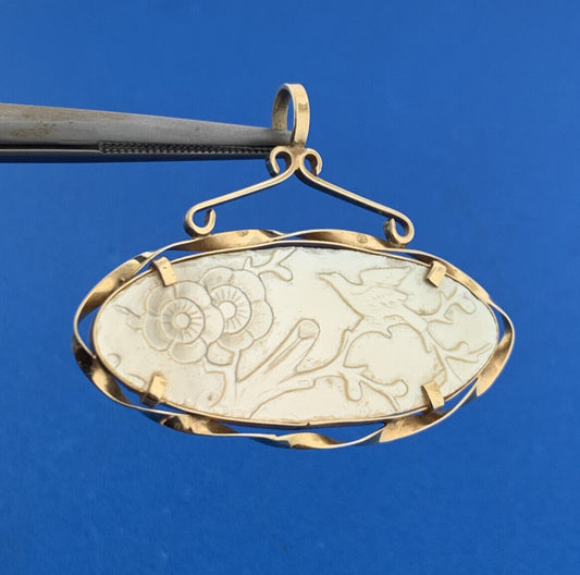 Vintage 14K Yellow Gold Carved Mother Of Pearl Oriental Garden Scene Pendant