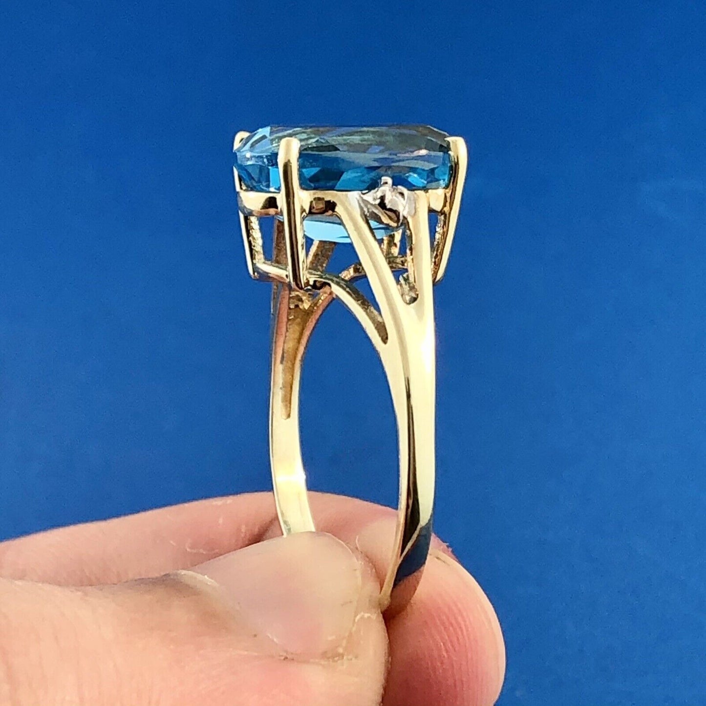 Stunning 10k Yellow Gold Oval Swiss Blue Topaz Diamond Accented Ring Size 10