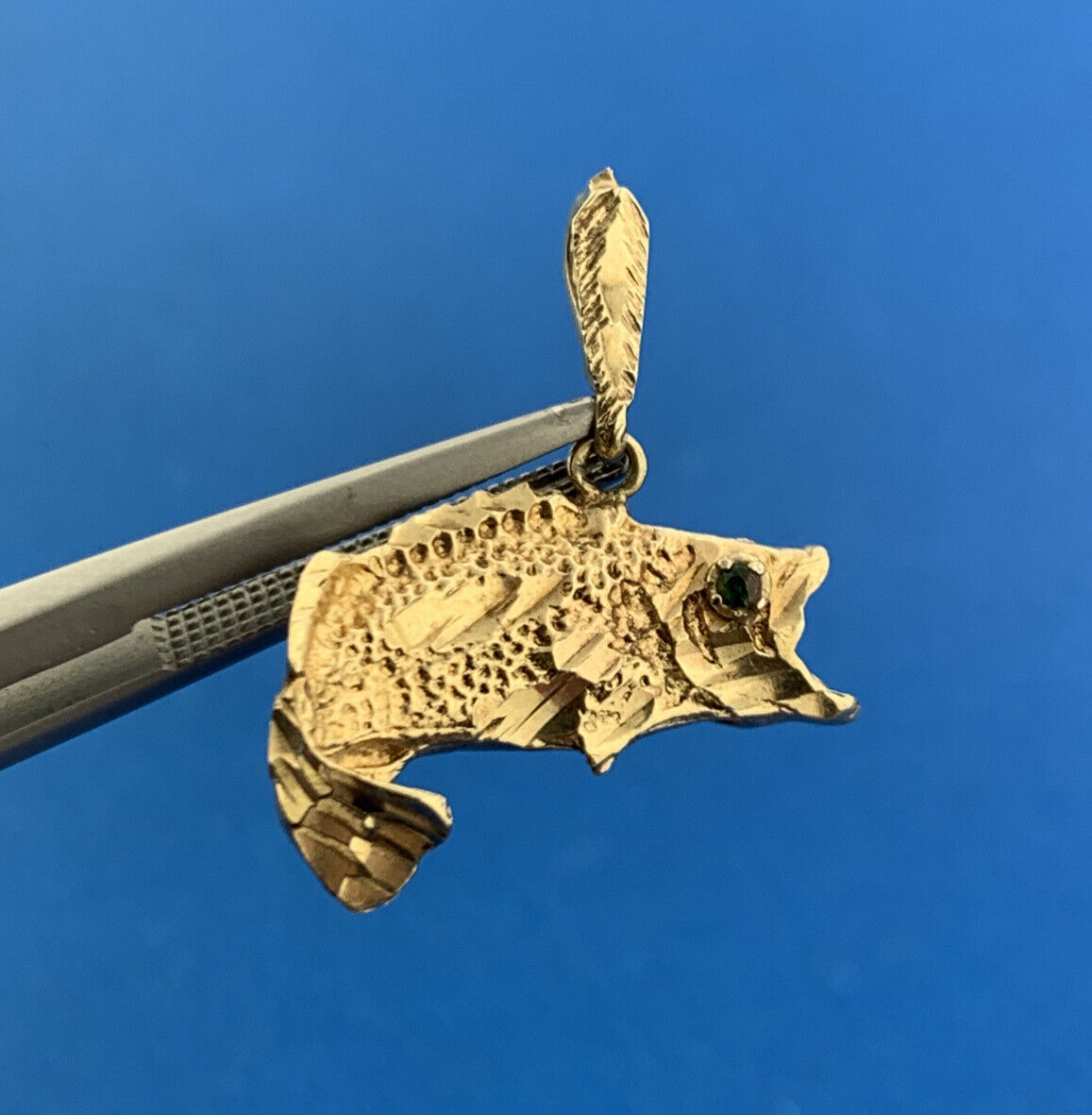 Vintage 10K Yellow Gold Emerald Textured Bass Koi Salmon Open Mouth Fish Pendant