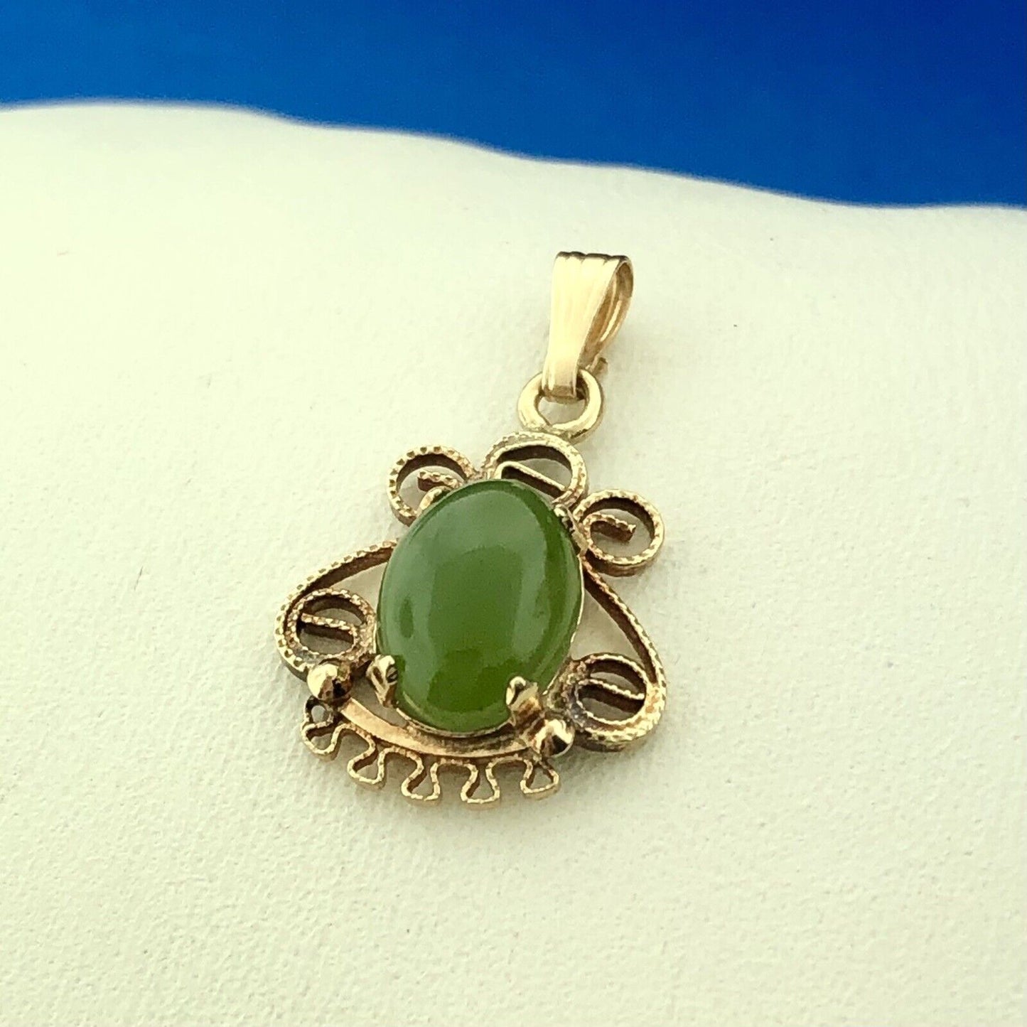 Vintage 14K Yellow Gold Jade Jadeite Oval Cabochon Filigree Drop Pendant