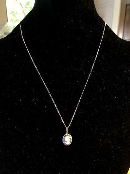 Vintage Designer CARLA 925 Sterling Silver Oval Grey Cameo Pendant Necklace