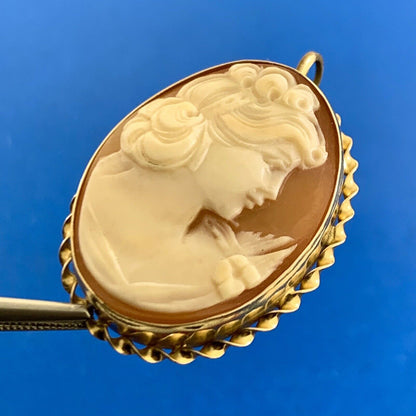 Vintage 14K Yellow Gold Carved Cameo Oval Ribbed Statement Pendant