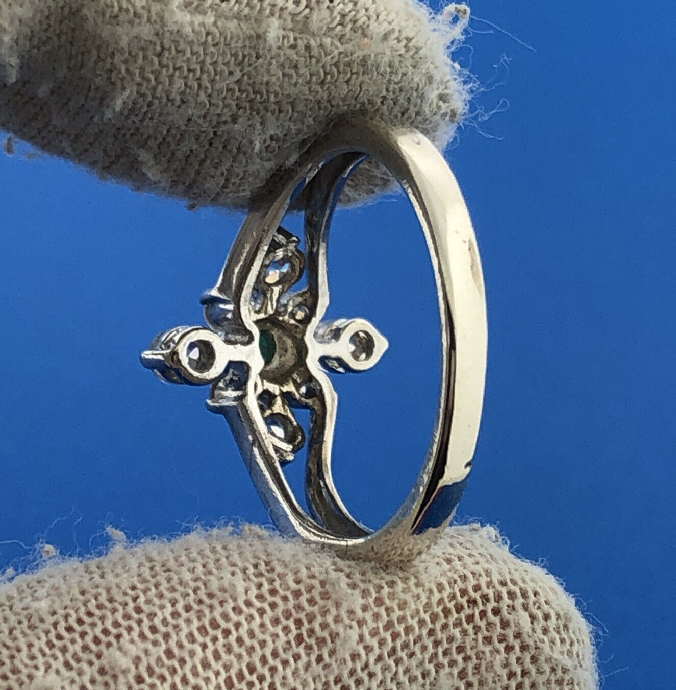 Stunning Sterling Silver 925 Round Cut Emerald Sparkling CZ Cross Ring Size 9