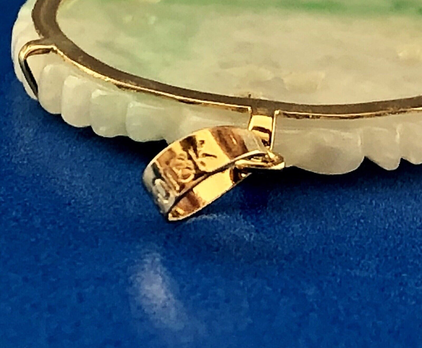 Vintage 18K Yellow Gold Carved White Green Jade Jadeite Oriental Disc Pendant