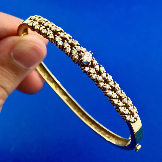 Vintage Designer Elegant 18K Yellow Gold Diamond Hinged Bangle Cuff Bracelet