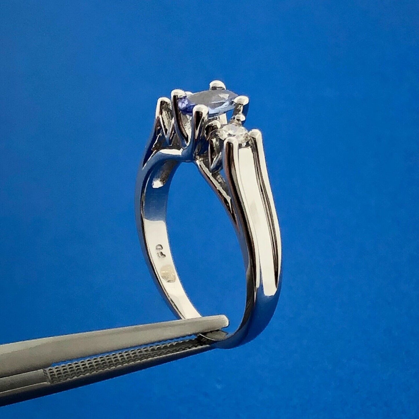 Gorgeous 14k White Gold Oval Tanzanite Round Diamond Accent Ring Size 6.5