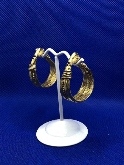 Vintage Runway Ready Gold Tone Textured Cuff Bracelet Clip-On Earrings 3 Pc Set