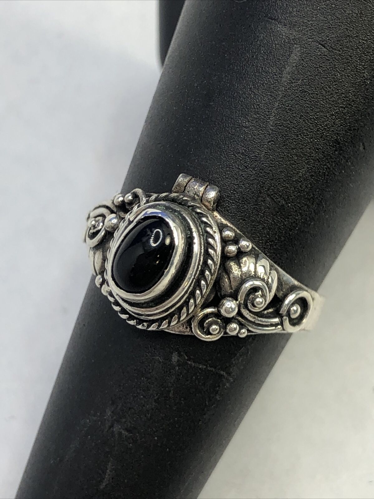 Vintage 925 Sterling Silver Oval Black Onyx Scroll Snuff Pill Box Size 6.5 Ring