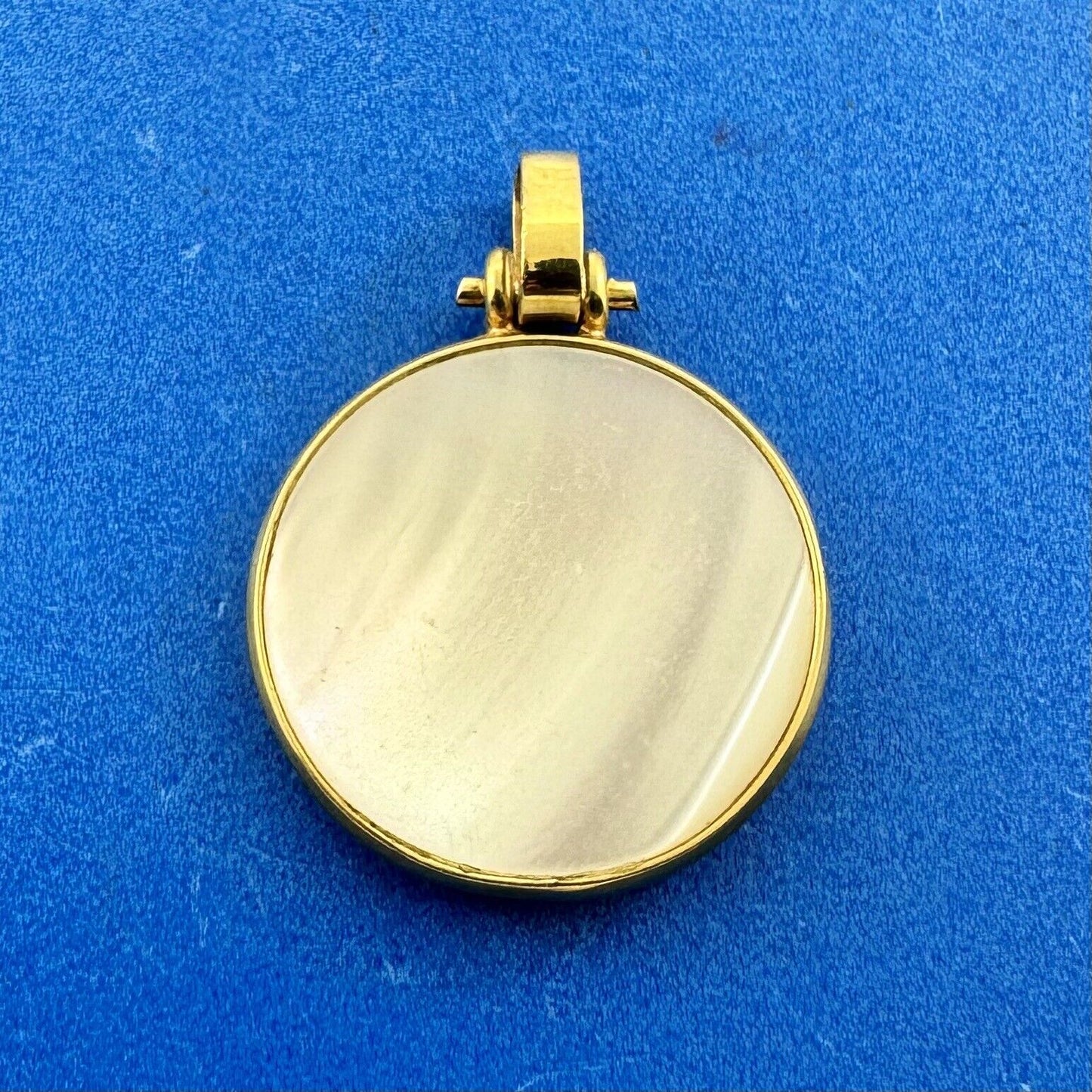 Vintage 14K Yellow Gold Mother Of Pearl Praying Girl Mary Round Pendant